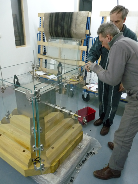 Un socle pyramidal conçu spécialement en bois, permet d’assembler l’horloge. En 1er et au centre le mécanisme horloger avec  aux quatre côtés les canons d’aiguilles et en dessous le timbre. Vient ensuite l’assemblage avec soins des verres.